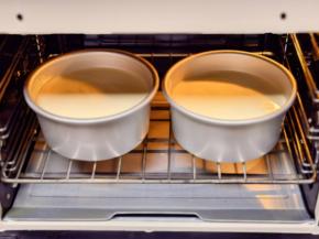 倒模具中（两个六寸蛋糕的量）震出气泡，入预热好的烤箱下层。