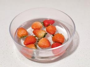 草莓泡盐水，再擦干水分。