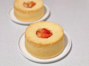 蛋糕中间挖个洞，放入草莓块。