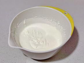 淡奶油加糖打发至浓稠酸奶状。