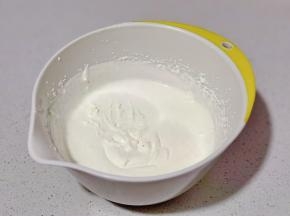 淡奶油加糖打发至浓稠酸奶状。