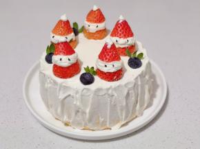 随意抹在蛋糕体，再装上圣诞草莓，摆上蓝莓，草莓蒂做装饰。