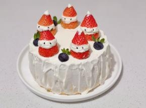 随意抹在蛋糕体，再装上圣诞草莓，摆上蓝莓，草莓蒂做装饰。