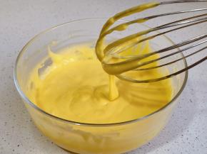 手动打蛋器Z字手法打至均匀放旁边备用。