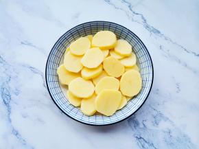 土豆去皮切片。