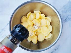 适量黑胡椒粉。