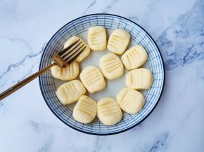 分成大小相等的剂子，用叉子压出印，