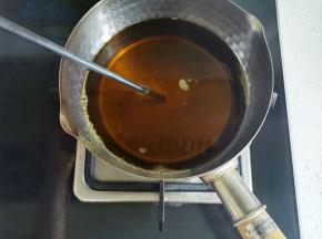 锅中油烧至8成热，