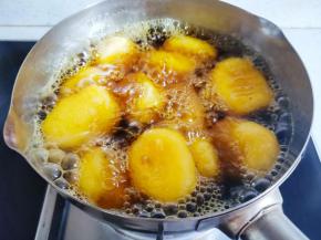 放入土豆饼煎至两面金黄。