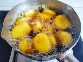 放入土豆饼煎至两面金黄。