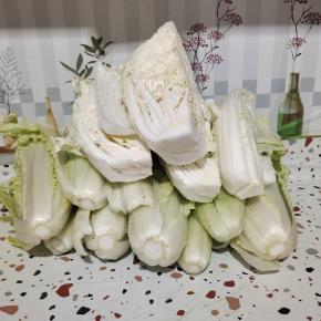 白菜扒掉外面的烂叶子！去掉根部，太大的白菜可以切成四瓣备用！(白菜扒掉外面的叶子后，里面本身很干净，不需要清洗，直接拿来做酸菜，吃的时候再好好清洗就可以了！)