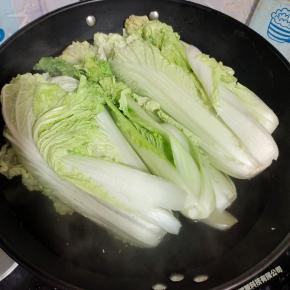 水烧开，放入白菜稍微焯烫30秒！先烫根部。再烫叶子！