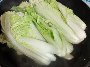 水烧开，放入白菜稍微焯烫30秒！先烫根部。再烫叶子！
