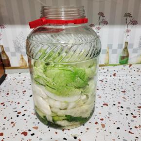 晾至温热，不太烫了，装在无油无生水的玻璃瓶里！按压紧实！