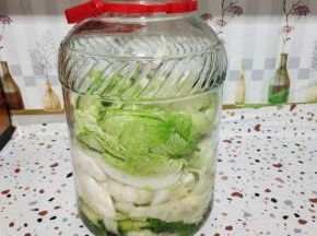 晾至温热，不太烫了，装在无油无生水的玻璃瓶里！按压紧实！