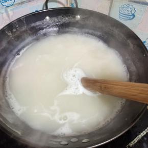 水烧开，放入一小把面粉搅拌均匀，调成面粉水，大火煮开！(面粉水的作用是促进酸菜更好的发酵！)