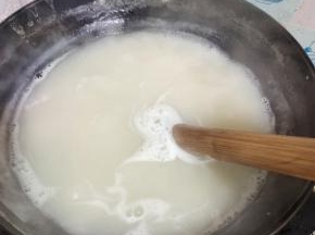 水烧开，放入一小把面粉搅拌均匀，调成面粉水，大火煮开！(面粉水的作用是促进酸菜更好的发酵！)