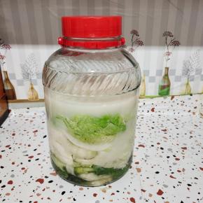 密封好，半个月后就可以吃到又酸又脆的白菜酸菜了！