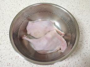 鸭腿用清水浸泡一个小时左右，中间换一次水。