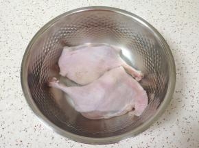 鸭腿用清水浸泡一个小时左右，中间换一次水。