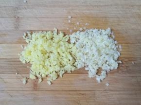 生姜和大蒜切成碎末放入碗里。