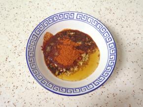 加入五香粉、生抽、2勺蜂蜜、白胡椒粉、料酒、花椒粉和辣椒粉。