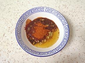 加入五香粉、生抽、2勺蜂蜜、白胡椒粉、料酒、花椒粉和辣椒粉。