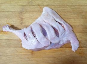 浸泡过的鸭腿洗干净去除杂毛，用刀划几道方便入味。