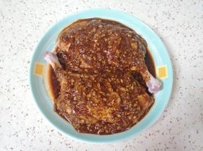 处理好的鸭腿放入盘子，倒入调好的酱汁，带上一次性手套抓捏5分钟左右，盖上保鲜膜放入冰箱冷藏腌制过夜。