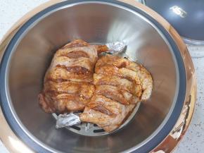 空气炸锅放上烤架，鸭腿骨用锡纸包住，去掉上面的姜蒜末放在烤架上。