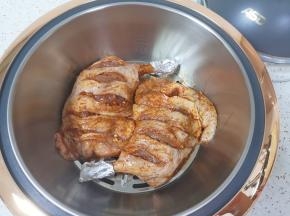 空气炸锅放上烤架，鸭腿骨用锡纸包住，去掉上面的姜蒜末放在烤架上。