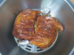 一勺蜂蜜加半勺纯净水调成蜂蜜水，鸭腿200度烤15分钟之后刷上一层蜂蜜水。