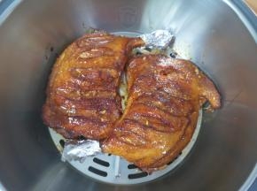 一勺蜂蜜加半勺纯净水调成蜂蜜水，鸭腿200度烤15分钟之后刷上一层蜂蜜水。