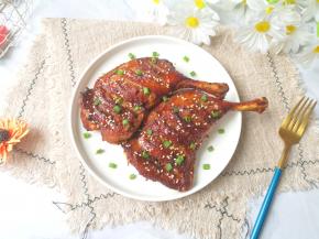 继续烤5分钟之后出炉，撒上熟白芝麻和葱花。