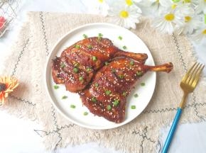 继续烤5分钟之后出炉，撒上熟白芝麻和葱花。