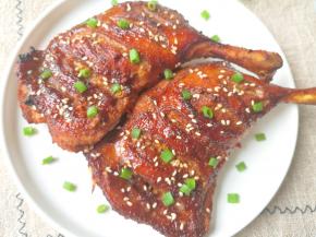 鸭腿表面油光发亮。