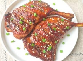 鸭腿表面油光发亮。