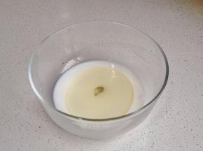 牛奶+玉米油搅拌均匀。