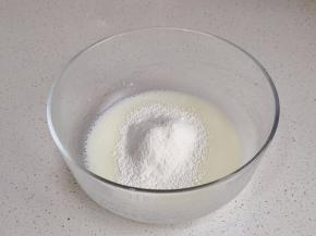 筛入低筋面粉拌匀。