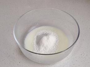 筛入低筋面粉拌匀。