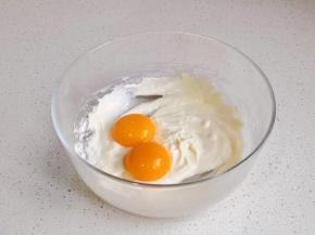 加入蛋黄。
