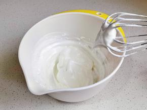 蛋白+柠檬汁，分三次+糖打至大弯钩。