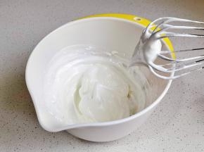 蛋白+柠檬汁，分三次+糖打至大弯钩。