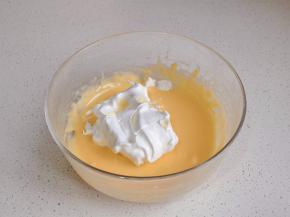 取1/3蛋白霜与蛋黄翻拌均匀。