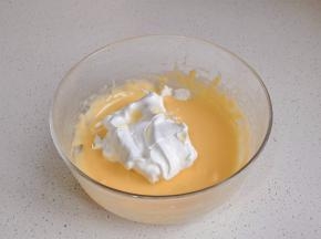 取1/3蛋白霜与蛋黄翻拌均匀。