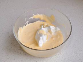 再取1/3蛋白霜翻拌均匀。