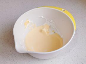 倒回蛋白霜中翻拌均匀。