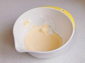 倒回蛋白霜中翻拌均匀。