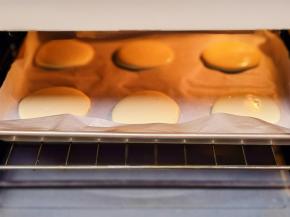 烤箱中层上下150度烤18分钟。