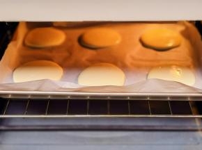 烤箱中层上下150度烤18分钟。